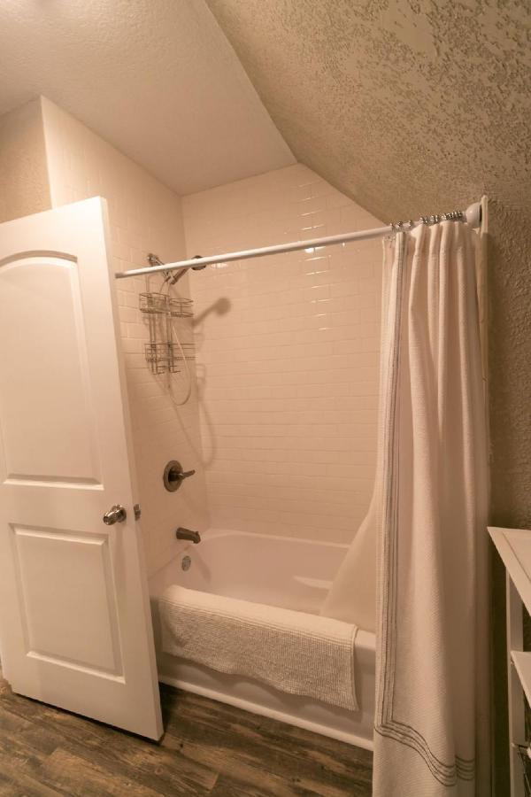 Wabash Spacious Rustic Downtown Market St 1 Bedroom Apt, Sleeps Up To 5, Steps To Honeywell & Eagles Theatre מראה חיצוני תמונה