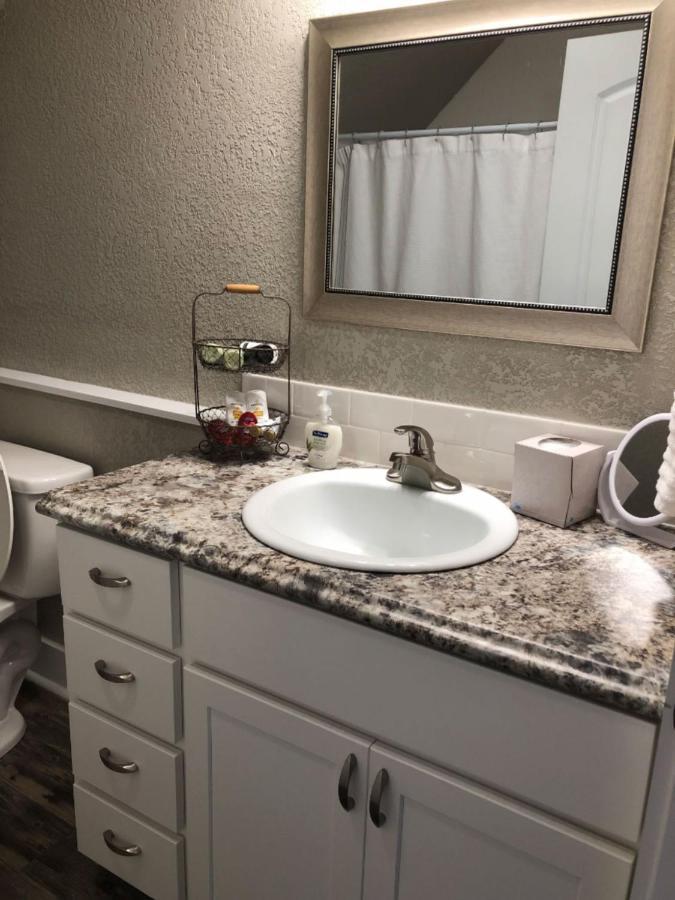 Wabash Spacious Rustic Downtown Market St 1 Bedroom Apt, Sleeps Up To 5, Steps To Honeywell & Eagles Theatre מראה חיצוני תמונה